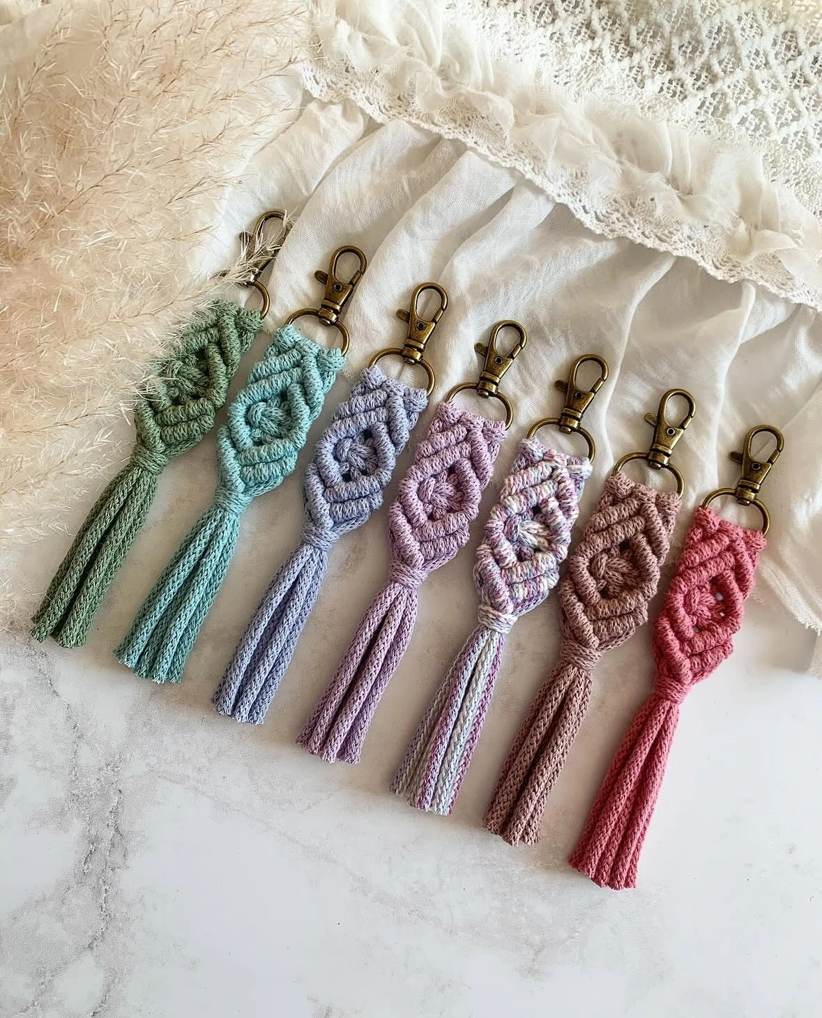 Ręczne breloki z makramy w pastelowych odcieniach, idealne na prezenty boho.