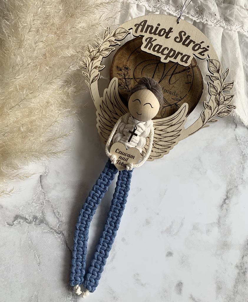 Ręczny anioł stróż Kacpra z drewna, niebieskie sznurki, boho, na chrzest.